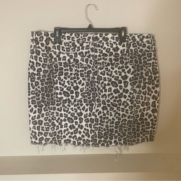 Good American Leopard Raw Hem Mini Skirt Size 18 | Curve-Hugging Statement Denim - Picture 6 of 14
